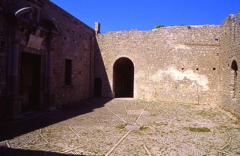 Cortile e sala del camino