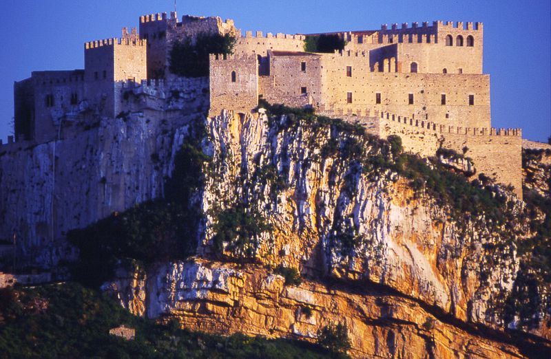 Il Castello di Caccamo arroccato sulla rupe al tramonto